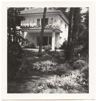 Garten Simon, Berlin-Dahlem: Wohnhaus mit zwei Terrassen, eckige Stützen