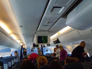 Flugzeug Boeing 767 mit Passagieren : Innenraum einer Boeing 767 der deutschen Fluggesellschaft Condor mit Passagieren während eines Langstreckenfluges, aufgenommen am 16. Septenber 2011