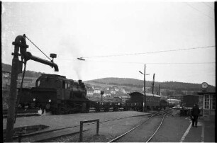 Lok 141, Bahnhof Gammertingen, Arbeitszug mit X-Wagen und Personenwagen von 1908, der Wasserkran stand von 1901 - 1970