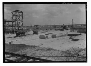 Industrie-Kraftwerk. Freistehendes Holzgerüst mit Feldbahn-Stumpfgleis (Umladestation?) : Lauta (Niederlausitz). Industrie-Kraftwerk. Freistehendes Holzgerüst mit Feldbahn-Stumpfgleis (Umladestation?)