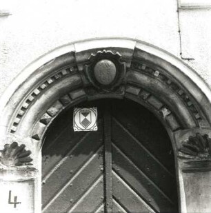 Peitz, Markt 4. Wohnhaus mit Laden (bez. 1611 und später), Portalbogen