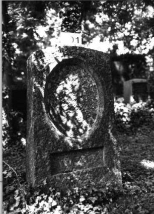 Grabstein 201 (Index: 100085291) Zustand: Schriftplatten entfernt Maße HxBxT: 122x70x33 cm Beschreibung: Stele, Segmentbogenabschluß, Schriftplatte, oval, Schriftplatte, rechteckig: Grabstein 201