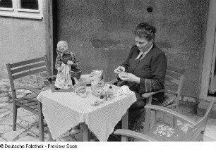 Frau Liebich beim Puppen herstellen