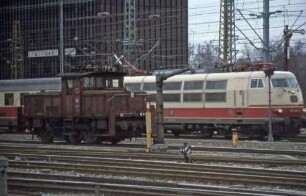 Stuttgart Hbf. Wartegruppe Ost Lok 163 001 Lok 103 220