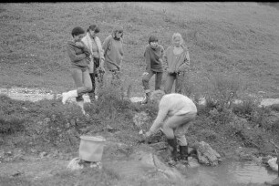 Čičmany. Akt-Pleinair 1980. Renate Rössing und andere Teilnehmerinnen beobachten Günter Rössler an einem Bach