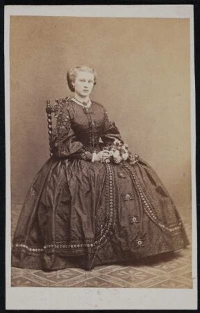 Porträt Henriette von Bose (nachgewiesen 1852-um 1870; Solotänzerin). Albuminabzug auf Karton (Carte-de-visite ohne Atelieraufdruck)