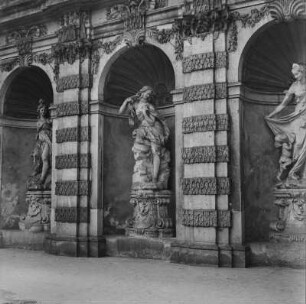 Dresden-Altstadt. Zwinger. Nymphenbad. Nymphen
