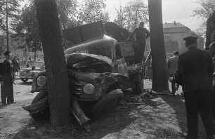Verkehrsunfall zwischen einem LKW und einem PKW Ecke Seminar-/Moltkestraße.