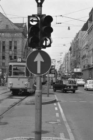 Inbetriebnahme des elektronischen Verkehrssignalrechners VSR 16 000 für den Autoverkehr in Karlsruhe.