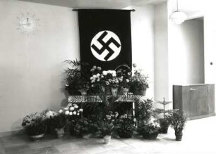 Roßwein. Stadtbank und Sparkasse, Niederstadtgraben 1 und Dresdener Straße/Döbelner Straße. Schalterhalle mit Blumenschmuck zum 100-jährigen Bestehen