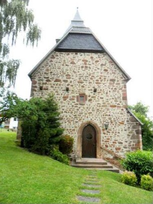 Langhaus (Gotisch-15 Jhd) über Giebelseite West mit Tür und Konsolsteinen (einst festes Langhaus mit Speichergeschoß)