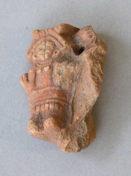 Figurine en argile (fragment de récipient)