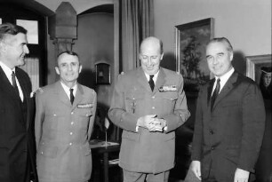 Freiburg: Regierungspräsidium; Antrittsbesuch beim Regierungspräsidenten General du Temple de Rougemont (r); Oberkommandant der franz. Streitk. in D; General Vaillant (l)