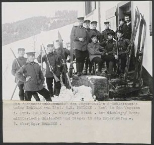 Gruppenbild des "Schneeschuhkommandos" des 8. Jäger-Bataillons bei der Rast am Gehöft Hochbrück in den Vogesen