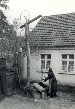 Ziehbrunnen in Heinersbrück : Nahrung - Wasserversorgung. Ort: Most / Heinersbrück. Ziehbrunnen (Briesnigker Weg)