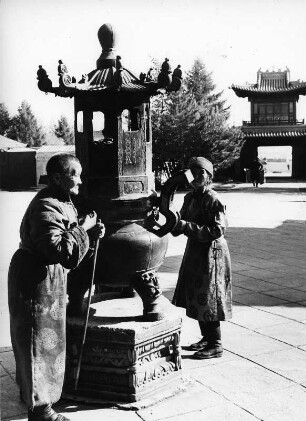Mongolische Volksrepublik 1979. Gläubige an Weihrauchgefäßen am buddhistischen Gandang-Kloster in Ulan-Bator