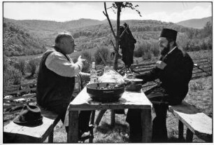 Maramures. Einheimischer und orthodoxer Priester im Gespräch