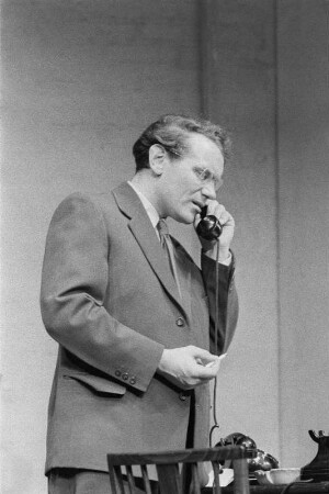 Szenenbilder aus "Am Ende der Nacht" von H. Hauser, Regie M. Richter, mit H. P. Minetti, Ch. Gottschalk, K. Conradi u.a., Kammerspiele (Deutsches Theater) Berlin, 1956