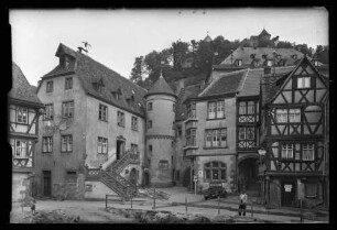 Grafschaftsmuseum bzw. ehemaliges Rathaus mit Treppe, Turm und Vorplatz und Schuhwaren Karl Dreßler (im Vordergrund Baustelle LZB Gebäude)