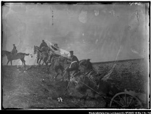 Geländeübung des Feld-Artillerie-Regiments Nr. 46 Enthält: Platte 14, Gespann mit sechs Pferden und drei Reitern galoppiert eine Anhöhe hinauf