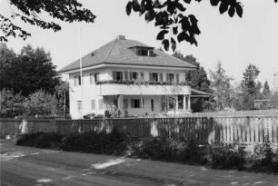 Wohnhaus : Privataufnahmen. Straßenansicht eines Wohnhauses (um 1935), vermutlich in Bad Wörishofen