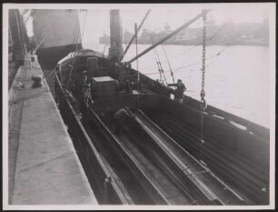 Transportschiff am Überseehafen Bremen