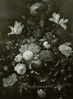 Ein Glas Blumen mit einem Orangenzweige