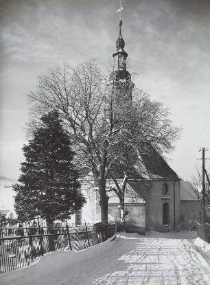 Seiffen. Dorfkirche. Blick von der Straße nach Deutschneudorf. Winterbild