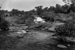 Wasserfall des Mkushi-Flusses : Kleiner Wasserfall des Mkushi-Flusses. Mittendrin kleinere Gneisfelsen.