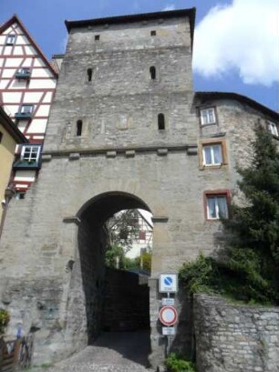 Stadtbefestigung (Burgviertel)-Hohenstaufentor (Stadttor)-Ansicht von Süden mit Auffahrt (Torflügel entfernt) sowie Obergeschossen mit Schießscharten und anschließender Stadtmauer in Übersicht