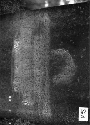 Grabstein 52 (Index: 100102145) Material: Kalkstein Zustand: verwittert mit Textverlust Maße HxBxT: 112x59x15 cm Beschreibung: rechteckige Stele, Sockel: Grabstein 52A