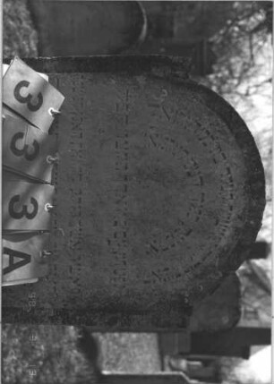 Grabstein 333 (Index: 99786278) Zustand: leicht verwittert Maße HxBxT: 108x52x8 cm: Grabstein 333A (Detailaufnahme)