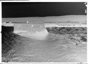 Staustufe Ottendorf. Durchfluss durch das Wehr bei mittlerem Hochwasser. Q = ungefähr 360 cbm. Rechte Klappe auf 2,5° gesenkt. Blick vom Fischpasspfeiler. Schweinfurter Pegel = 328 cm.