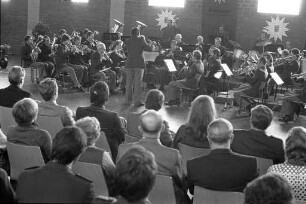 Erstes öffentliches Konzert des neu gegründeten Musikkorps der Karlsruher Polizei in der Sporthalle der Landespolizeischule in Durlach