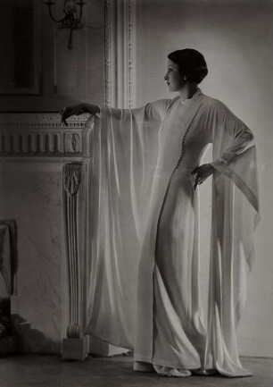 Weißer Abendmantel in tunesischem Stil aus Crepe Georgette