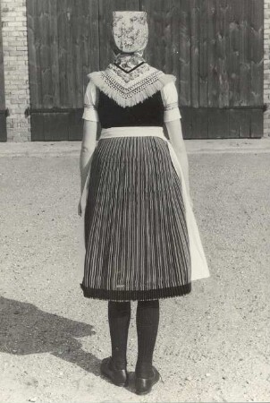 Schleifer Mädchen in Tanztracht aus Mulkwitz : Kleidung - Schleifer Tracht. Ort: Mułkecy / Mulkwitz. Schleifer Tracht aus Mulkwitz.