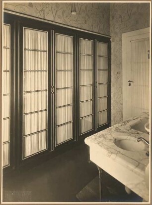 Wohnung. Inneneinrichtung: Badezimmer mit Waschtisch