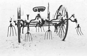 Heuwender II : Ein alter Heuwender im Schnee