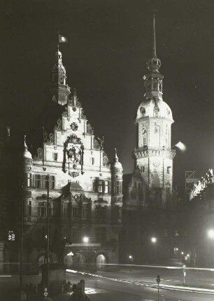 Dresden-Altstadt, Schloßplatz. Georgenbau und Schlossturm mit nationalsozialistischem Fahnenschmuck