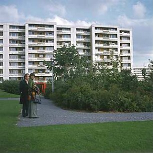 Hansjakob, Gottfried; München - Neuperlach Nord, Nord-Ost; Wohnanlage mit Ladenzentrum an der Quiddestraße - Grünanlage, Anton Hansjakob mit Partnerin Inge