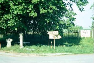 Straßengabelung mit Linde, darunter der Wegweiserstein und das Steinkreuz (vgl. vorige Bilder)