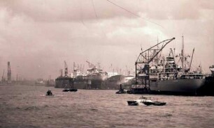 Hamburg: Hafen, Schiffe auf der Werft
