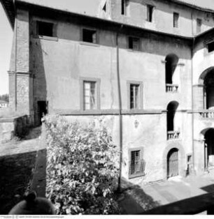 Palazzo Odescalchi, Westfassade, Hof mit Loggia