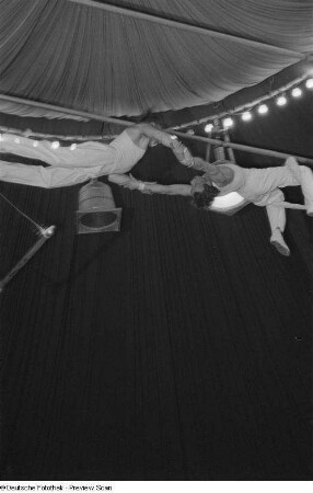 Akrobaten beim Faschingsprogramm "Die Kommödianten kommen" des Circus Aeros