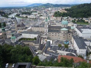 Salzburg - Stadtübersicht mit Dom : Stadtübersicht von der Festung. Aufgenommen in Salzburg am 22. Juli 2011