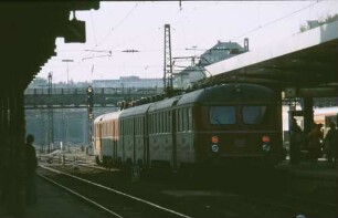 Ludwigsburg Gleis 3 elTw 425 110 Fußgängersteg 8012