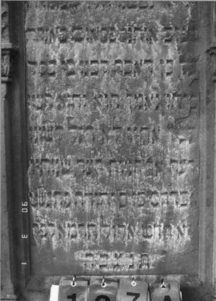 Grabstein 127 (Index: 100114760) Material: Sandstein Zustand: leicht verwittert Maße HxBxT: 190x64x23 cm Beschreibung: Stele auf gestuftem Sockel, Rundbogen mit Bogenfries und Blume: Grabstein 127 (Detailaufnahme)