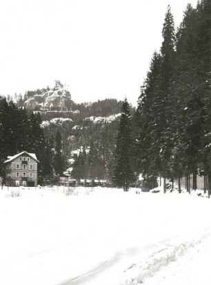 Sächsische Schweiz. Polenztal. Hotel Polenztal gegen Großen Halben. Blick vom Talweg nach Südost