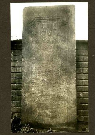 Kirchgarten. Grabstein des Schultheißen und Metzgers Johann Peter Hoffmann, 1747