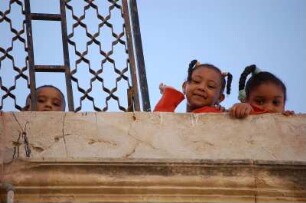Tripolis - Neugierige kleine Mädchen : Neugierige Kinder in der Altstadt von Tripolis, aufgenommen 2006